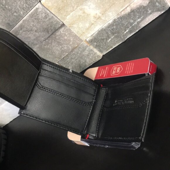 Levi's RFID Protection Traveler Wallet - Picture 4 of 5
